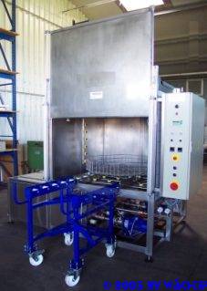 -Innen und Au�engeh�use sowie Rahmen in Edelstahl gesamte Anlage isoliert -Ein- und Mehrbadanlage Kaskadenf�hrung der B�der-dampfdichtes Schiebetor Beschickung manuell und automatisch-Doppelt�r als Durchfahranlage-zweifaches Filtersystem in den einzelnen B�dern-zus�tzliche Filtersysteme bis 0,01 mm zus�tzliche Badpflegesysteme (siehe eigenes Prospekt) Absaugung und Schwadenkondensierung (siehe eigenes Prospekt)-stufenlose Einstellung aller Parameter f�r Reinigungsprogramme-Anpassung der Anlage an das Reinigungsproblem-Badheizung elektrisch oder wahlweise mit anderen Energietr�gern Handreinigung mit Fenster, Durchgriff, Beleuchtung, Handlanze, Pressluftpistole, Korbantrieb-Rh�nradeinsatz f�r vertikales Drehen von Sch�ttg�tern